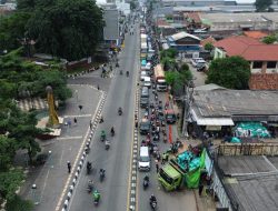 Dikejar Petugas dari Tol Cikunir, Truk Muatan Beras Berakhir Terperosok di Tambun