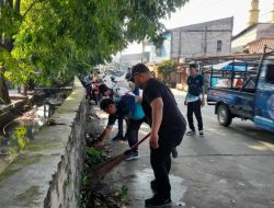 Aparatur Kecamatan Medan Satria Bersihkan Titik Rawan Sumbatan