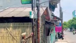 Aparat Kecamatan Bekasi Selatan Copot Spanduk Liar di Jalan KH Noer Alie