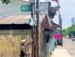 Aparat Kecamatan Bekasi Selatan Copot Spanduk Liar di Jalan KH Noer Alie