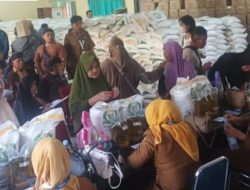 Ribuan Warga Rawalumbu Terima Dua Karung Beras