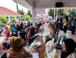 Ribuan Warga Kayuringin Jaya Terima Beras dan Minyak