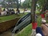Sopir Mengantuk, Sekeluarga Tercebur ke Kali di Mustikajaya