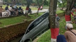 Sopir Mengantuk, Sekeluarga Tercebur ke Kali di Mustikajaya