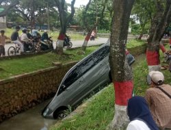 Sopir Mengantuk, Sekeluarga Tercebur ke Kali di Mustikajaya