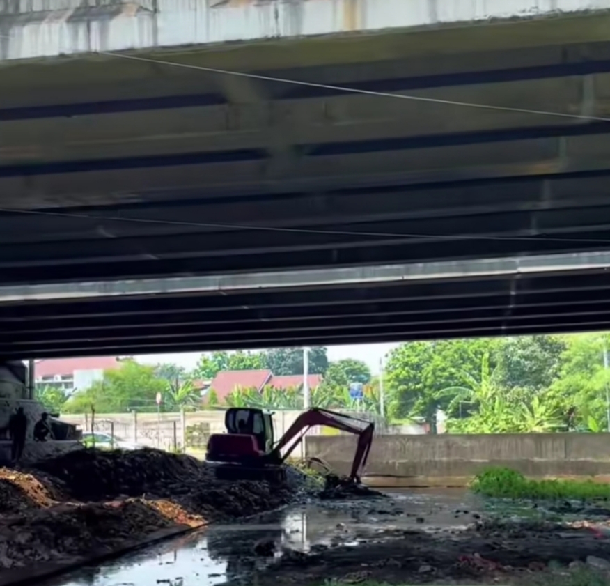 Kali di Kolong Tol JORR Jatiwarna Dikeruk, Bangli Ditertibkan