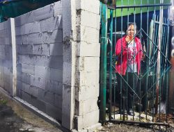 Rumah Warga di Seberang Kantor Desa Sumberjaya Terhalang Tembok