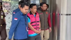 Pakai Rompi Tahanan Kejaksaan, Ketua Ombudsman RI Hery Susanto Digiring ke Rutan