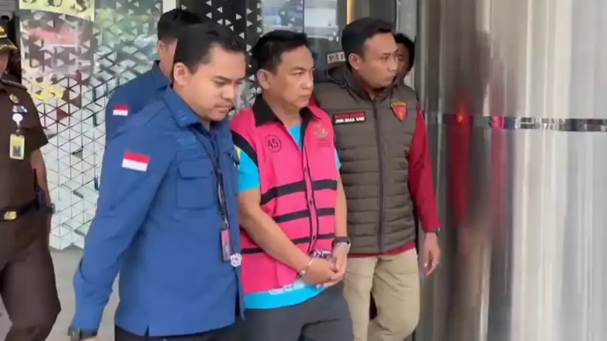 Pakai Rompi Tahanan Kejaksaan, Ketua Ombudsman RI Hery Susanto Digiring ke Rutan