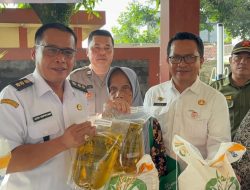 Aparat Kelurahan Cikiwul Kawal Ketat Penyaluran Bantuan Pangan