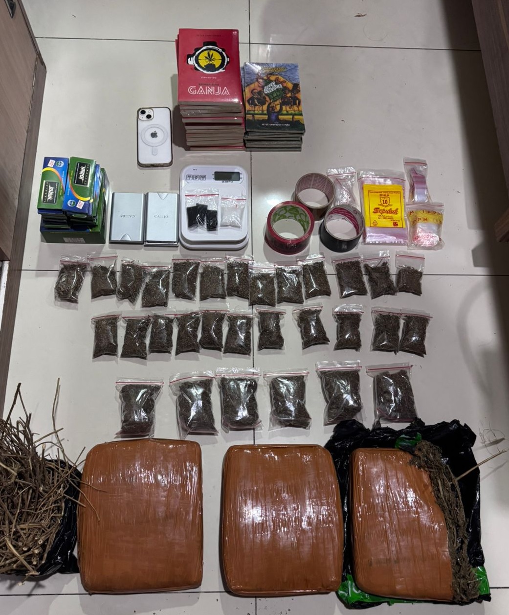 Polisi Bekuk Pengedar Narkotika di Tambun, Amankan Buku Panduan Ganja