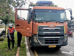 Cikarang Disesaki Truk Parkir di Bahu Jalan