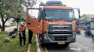Cikarang Disesaki Truk Parkir di Bahu Jalan