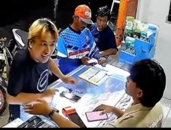 Pria Berambut Pirang Mengamuk di Konter Pulsa Kedungwaringin