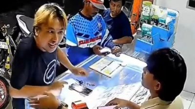 Pria Berambut Pirang Mengamuk di Konter Pulsa Kedungwaringin