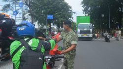 TNI Bagikan Makan Siang untuk Warga Kota Bekasi