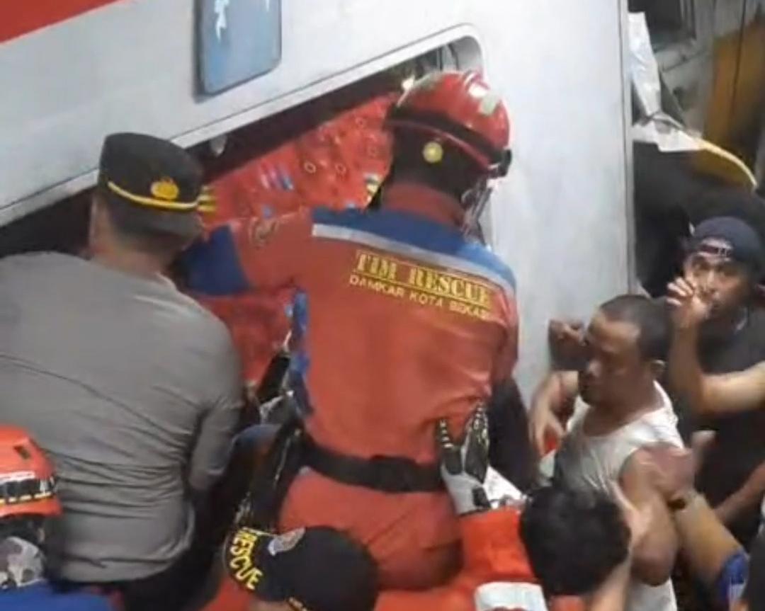 Kecelakaan Kereta di Stasiun Bekasi Timur, Petugas Gabungan Lakukan Evakuasi