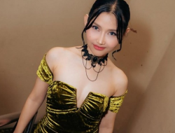 Isak Tangis Riyuka Bunga Pecah, Berduka Atas Tragedi Tabrakan KRL dan KA Argo Bromo di Bekasi