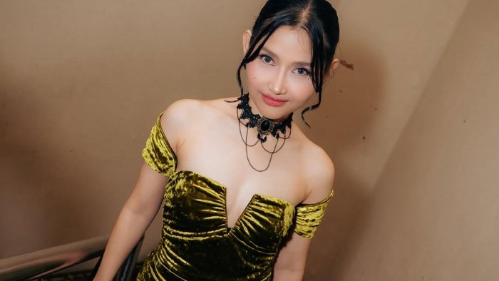 Isak Tangis Riyuka Bunga Pecah, Berduka Atas Tragedi Tabrakan KRL dan KA Argo Bromo di Bekasi