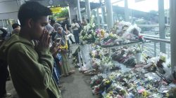 Doa dan Bunga Penuhi Sudut Stasiun Bekasi Timur
