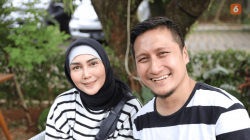 Sang Anak Kayla Lulus UI, Arie Untung dan Fenita Nangis Sesenggukan di Pesawat: Masya Allah!