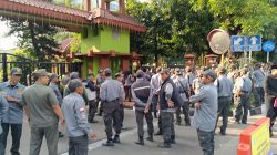 Puluhan Anggota Linmas Geruduk Kantor Pemkot Bekasi, Protes Ucapan Kepala Satpol PP