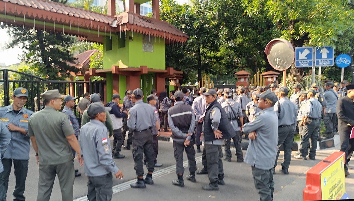 Puluhan Anggota Linmas Geruduk Kantor Pemkot Bekasi, Protes Ucapan Kepala Satpol PP
