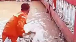 Warga Buang Sampah di Hulu, Petugas “Jungkir Balik” di Hilir