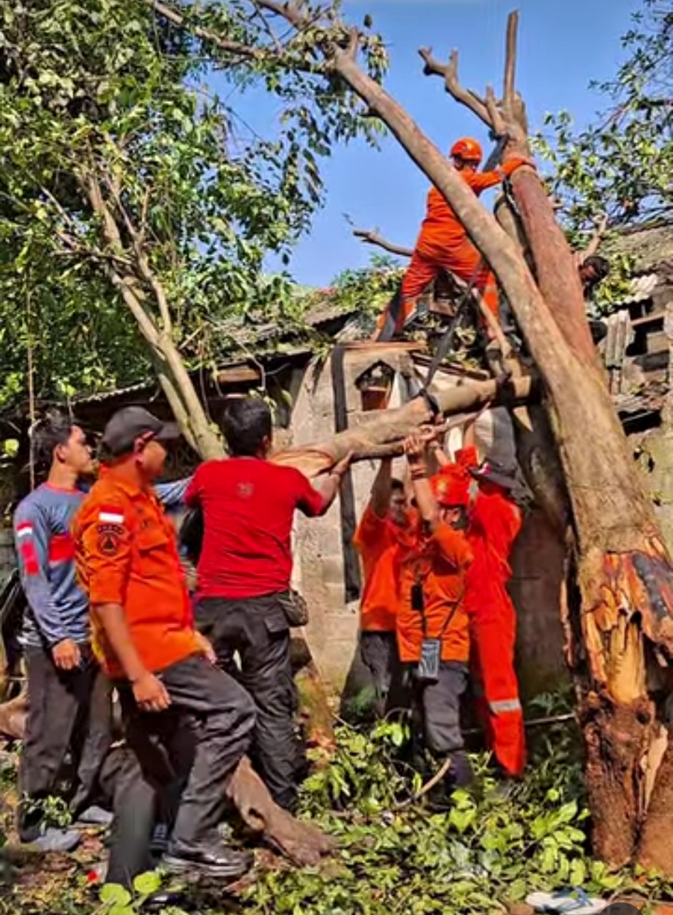 70 Rumah Terdampak Angin Kencang di Jatiasih Diperbaiki