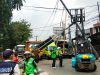 Rem Blong, Truk Fuso Hantam Traffic Light Kranji