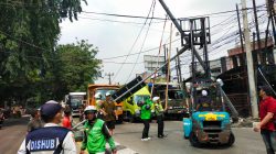 Rem Blong, Truk Fuso Hantam Traffic Light Kranji