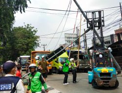 Rem Blong, Truk Fuso Hantam Traffic Light Kranji