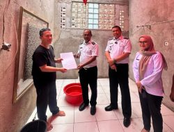 Warga Terdampak Angin Kencang di Jatiranggon Mulai Terima Bantuan