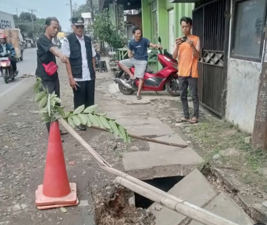 Tak Mau Dicap Lamban, Aparatur Wilayah Gercep Cek Drainase Jalan Narogong