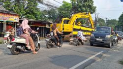 Arus Lalu Lintas Jalan Mustikajaya Terganggu Proyek Saluran Dua Bulan