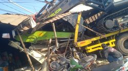 Rumah Hancur dan Tiga Motor Ringsek Diseruduk Truk Pengangkut Ekskavator di Tarumajaya