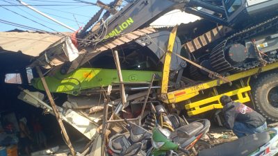 Rumah Hancur dan Tiga Motor Ringsek Diseruduk Truk Pengangkut Ekskavator di Tarumajaya