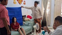 Aparatur Kelurahan Sepanjangjaya Jemput Bola Rekam e-KTP Lansia