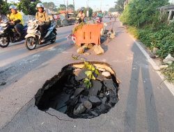 Lubang Menganga di Jalan Inspeksi Kalimalang Ancam Keselamatan Pengendara