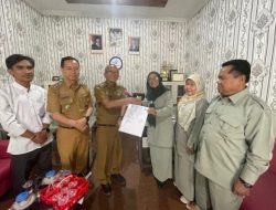 Camat Bekasi Barat Bantu Siswi Kurang Mampu Ambil SKL Gratis