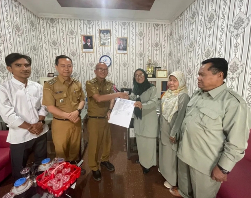 Camat Bekasi Barat Bantu Siswi Kurang Mampu Ambil SKL Gratis