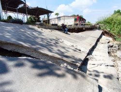 Jalan CBL di Cibitung Ambles, Akses Mobil Terputus