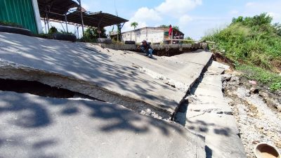 Jalan CBL di Cibitung Ambles, Akses Mobil Terputus