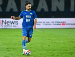 HP Bek Persib Bandung Frans Putros Hilang di Tengah Konvoi, Rekan Setim Langsung Buat Pengumuman Darurat!