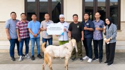 FIFGROUP Cabang Cikarang Berbagi Hewan Kurban