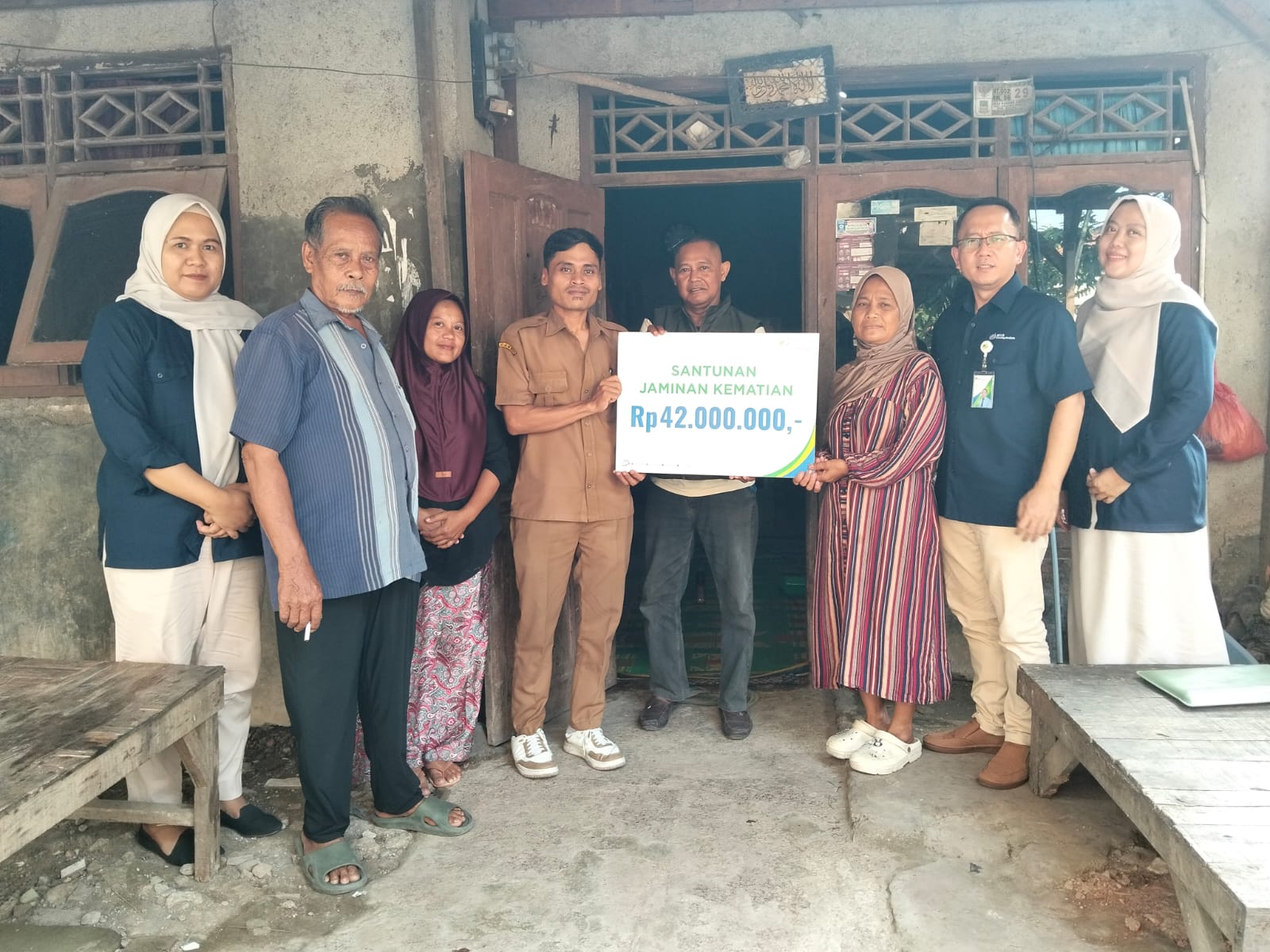 Pedagang Es Meninggal karena Sakit, BPJS Ketenagakerjaan Bekasi Cikarang Berikan Santunan Rp42 Juta kepada Ahli Waris