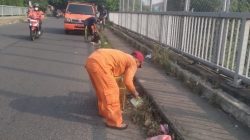 UPTD Kebersihan Bekasi Barat Sisir Tumpukan Sampah Liar