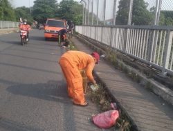UPTD Kebersihan Bekasi Barat Sisir Tumpukan Sampah Liar