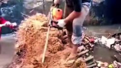 Bambu Tumbang Sumbat Kali Jatimekar, Pemkot Bekasi Turunkan Crane
