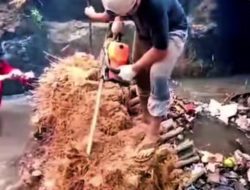 Bambu Tumbang Sumbat Kali Jatimekar, Pemkot Bekasi Turunkan Crane